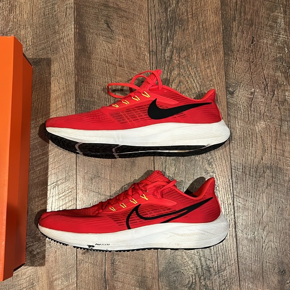 MENS NIKE RED PEGASUS SNEAKER - Picture 2 of 6